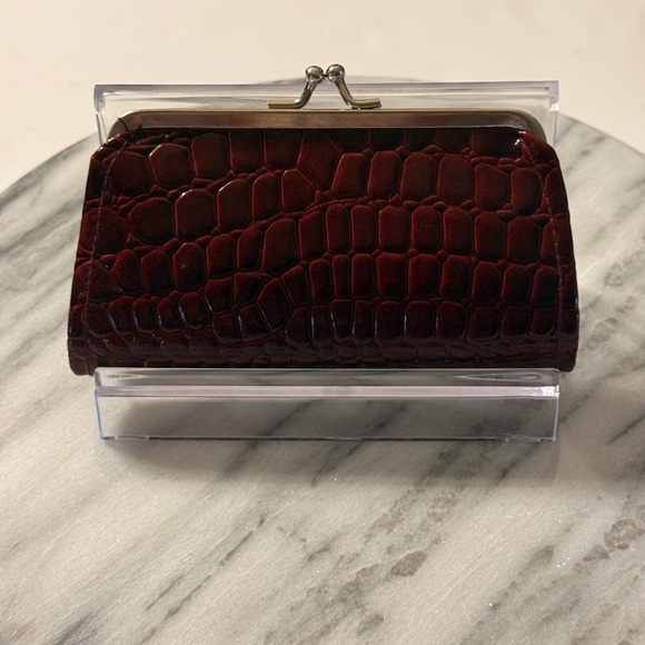 Elegant Burgundy Crocodile-Embossed Clutch Kiss Lock Closure. Faux Leather - Picture 1 of 11